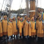 Photo de la Confrérie des Chevaliers de la Coquille Saint-Jacques des Côtes d'Armor sur un bateau