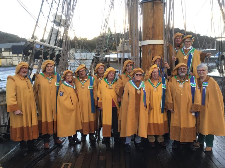 Photo de la Confrérie des Chevaliers de la Coquille Saint-Jacques des Côtes d'Armor sur un bateau.